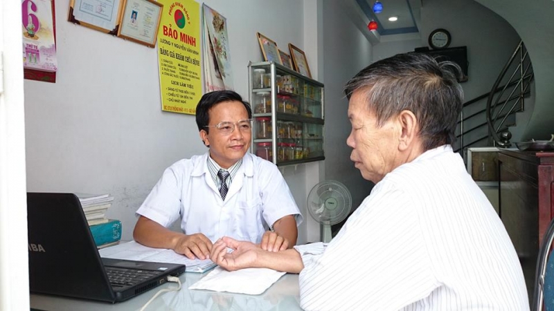 Lương y Nguyễn Văn Minh thăm khám cho bệnh nhân